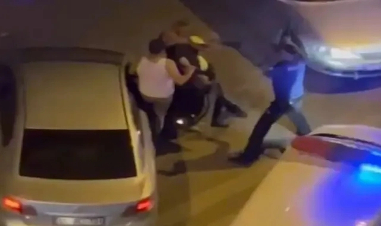 Sokak ortasında darp: 2 polis açığa alındı