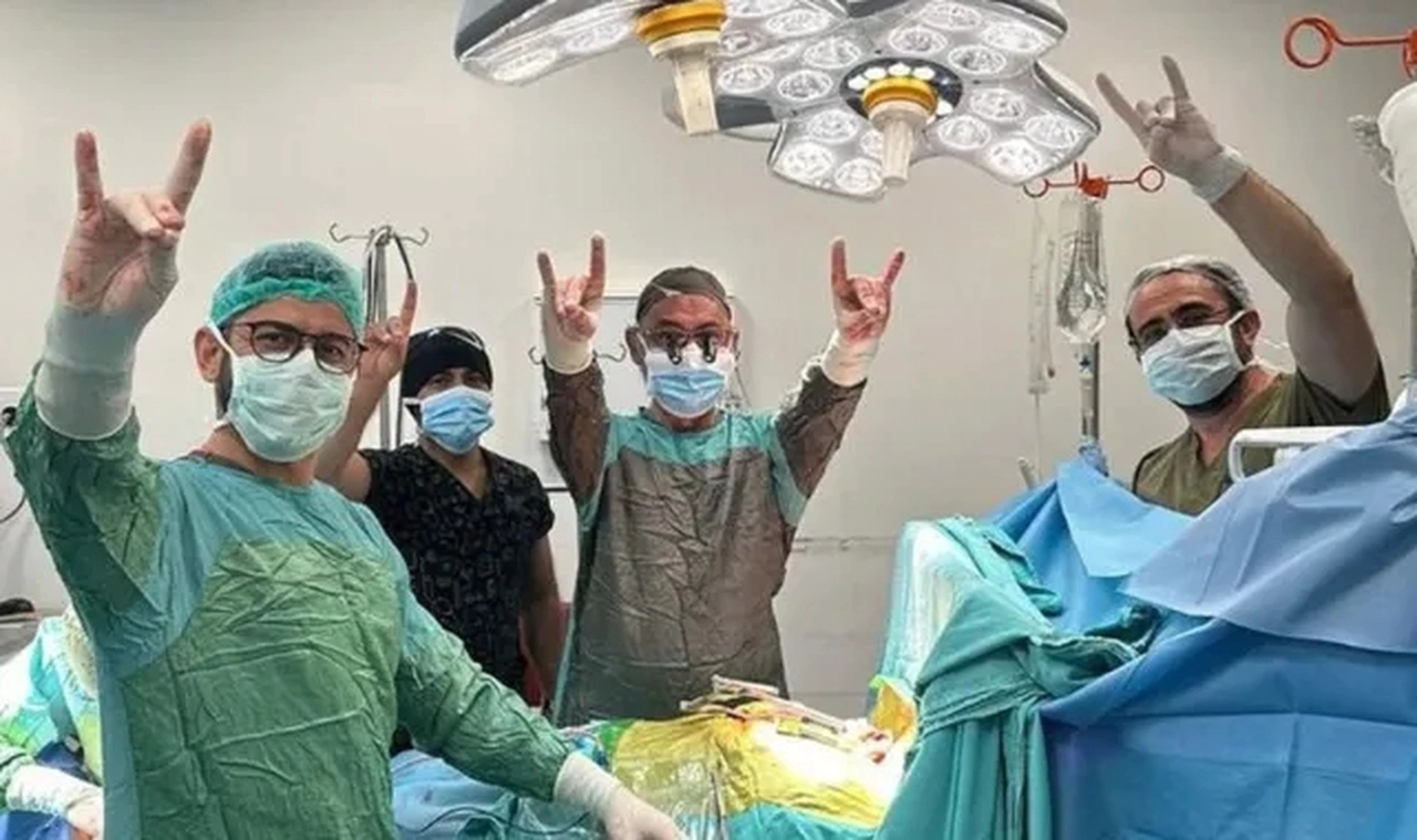 'Bozkurt' işareti yapan doktorlara TTB'den açıklama