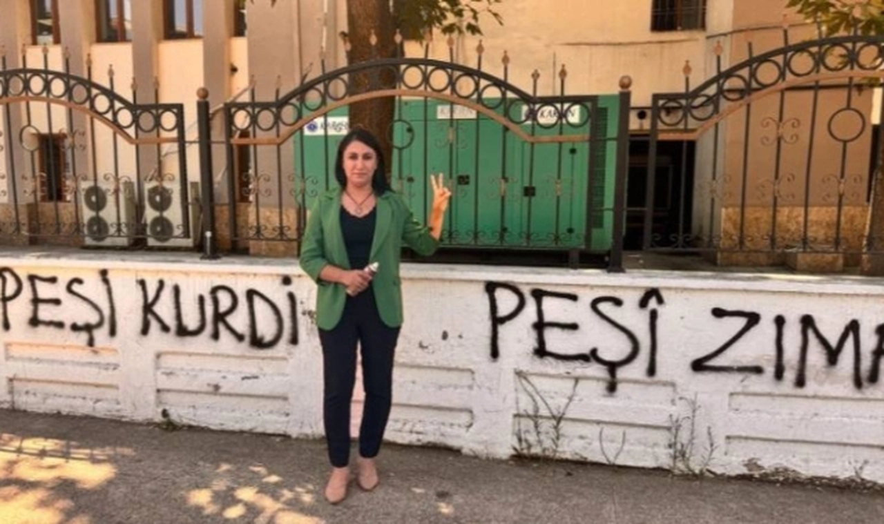 DEM Parti'li vekil, valiliğin duvarına Kürtçe yazılama yaptı