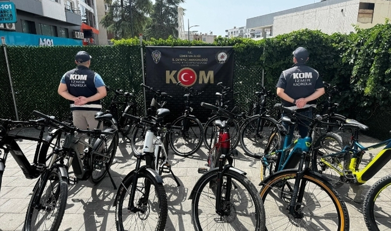 İzmir'de düzenlenen kaçakçılık operasyonlarında 52 kişi hakkında adli işlem yapıldı