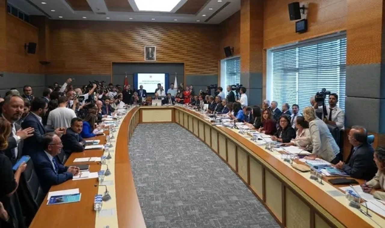 Meclis'te 'Katliam Yasası' Sansürü: Ekranlar Kaldırıldı, Vekiller Protesto Etti