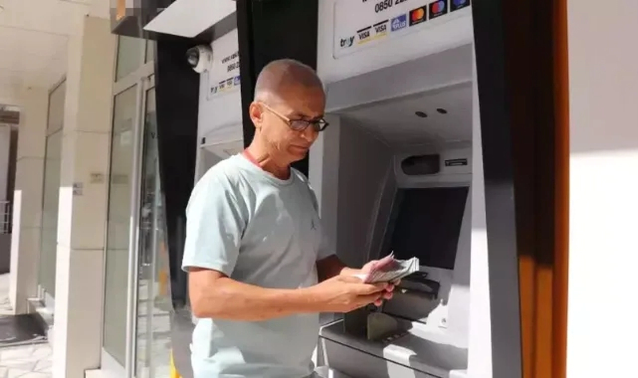 Tek bir tuşa bastı ATM 20 bin lira verdi! Para göndermek isterken bir deste para geldi