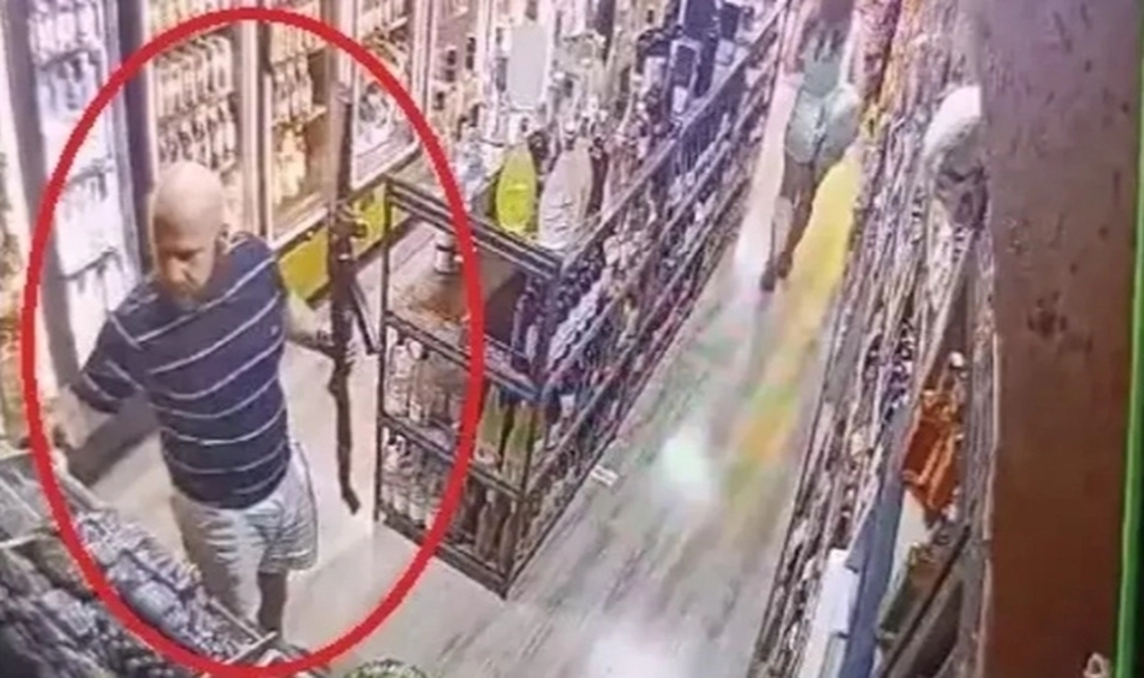 Tüfekle tekel bayisine girip sigara alan şüpheliye gözaltı