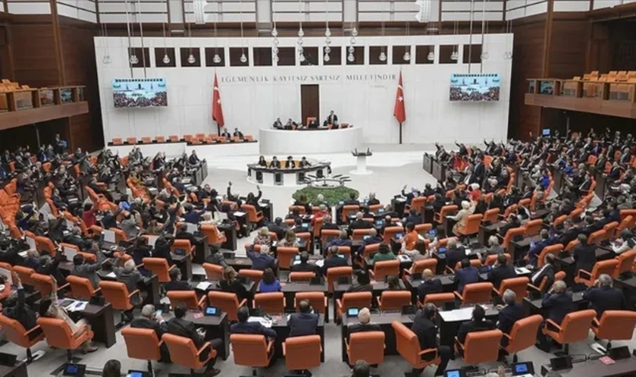 'AKP ve CHP denince aklınıza gelen ilk 3 siyasetçi' anketi: AKP'de sürpriz isimler, CHP'de çarpıcı sonuç