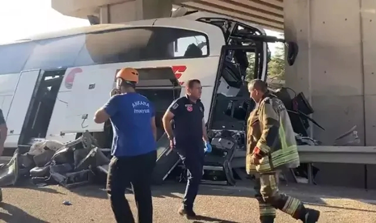 Ankara'da yolcu otobüsü üst geçide çarptı: 10 can kaybı, 25 yaralı