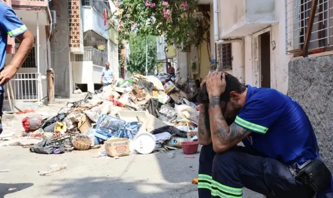 'Böyle çöp ev görülmedi': 4 kamyon pislik çıktı, temizlik işçisi fenalaşarak hastanelik oldu