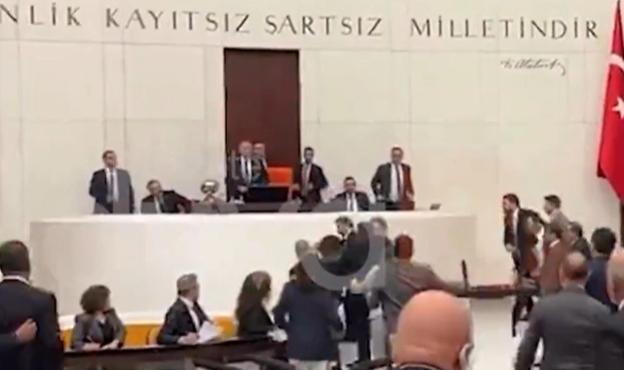 Meclis'te kan aktı: Tüm olaylar yaşanırken TBMM Başkanvekili Bekir Bozdağ divanı terk etti