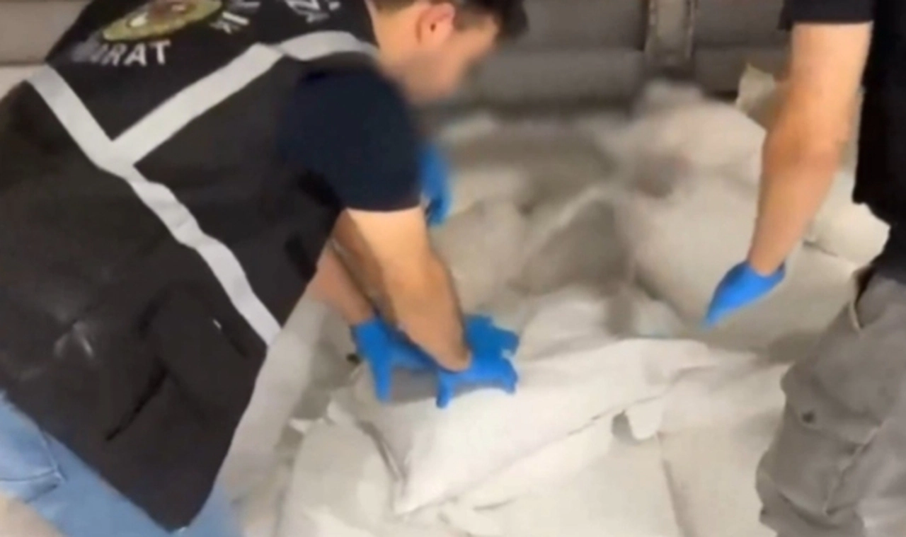 Pudraya gizlemişler: İran’dan Türkiye’ye giren TIR’dan tonlarca uyuşturucu çıktı