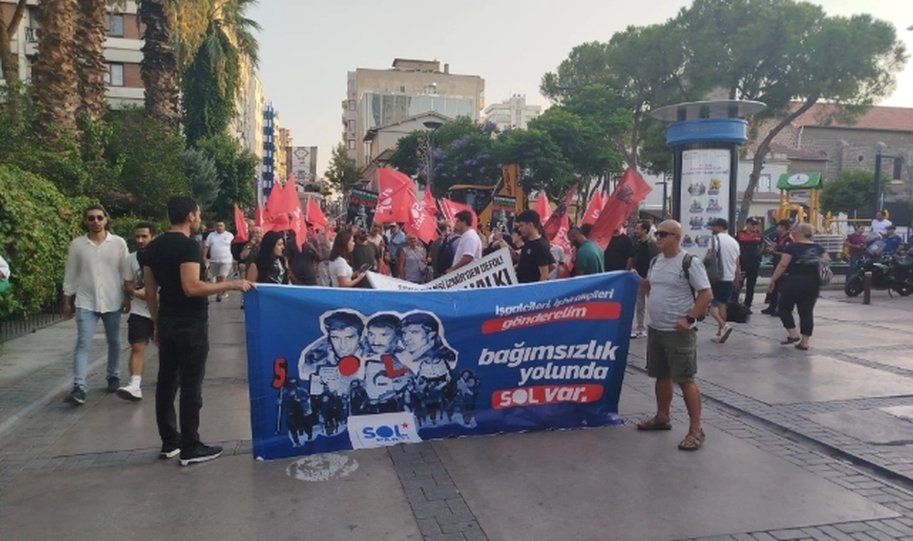 ABD savaş gemisine karşı SOL Parti’den eylem:  “Kahrolsun ABD emperyalizmi, kahrolsun İsrail faşizmi”