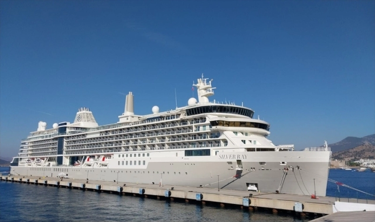 Bodrum'a "Silver Ray" kruvaziyeri 715 yolcu getirdi