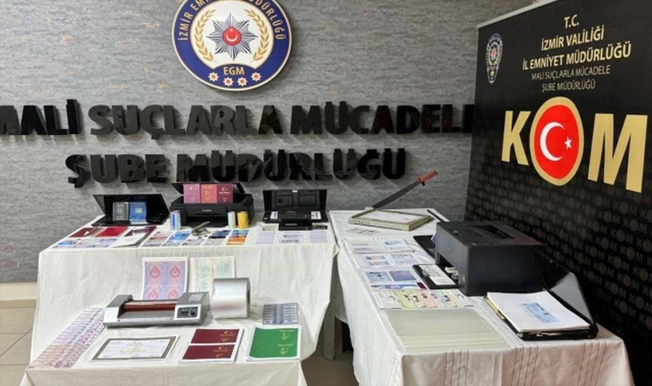 İzmir'de resmi belgede sahtecilik suçlamasıyla 1 şüpheli tutuklandı