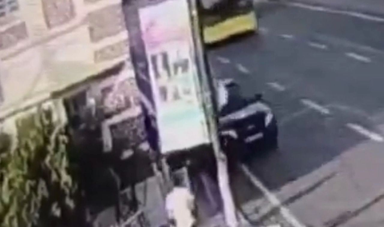Kaldırımda yürüyen iki kadına çarpan polis aracı kamerada