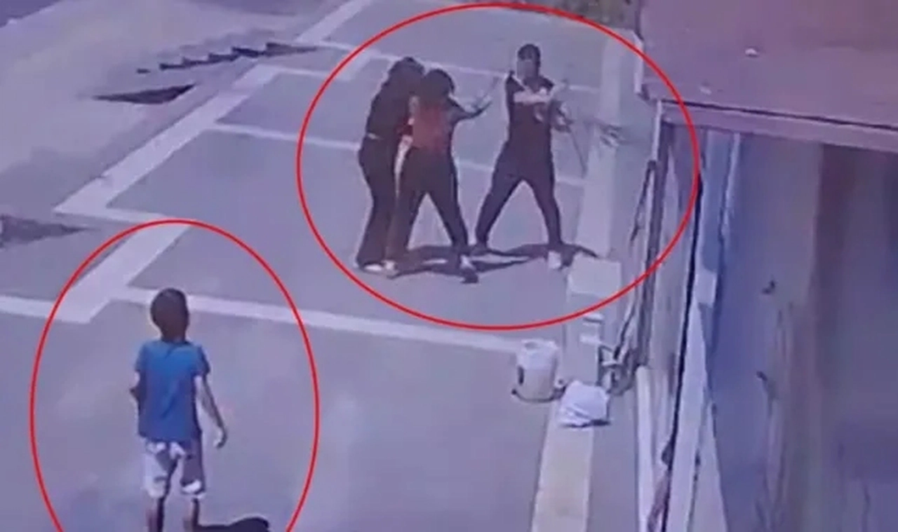 Sokak Ortasında Yine Kadına Şiddet! Dakikalarca Darbedip Elini Kolunu Sallayarak Gitti!