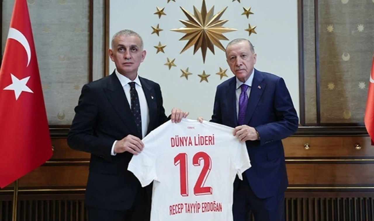 TFF Başkanı İbrahim Hacıosmanoğlu'ndan Erdoğan'a "Dünya Lideri" yazılı forma hediyesi