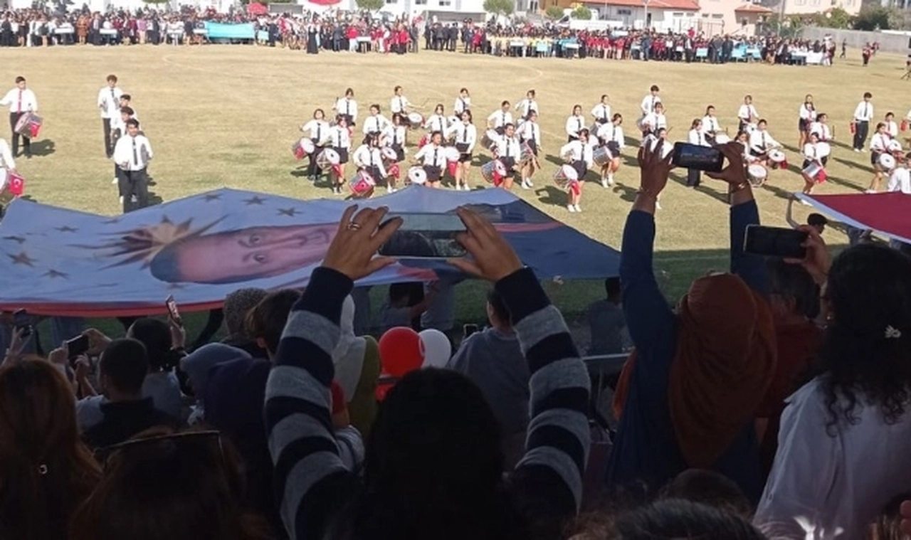 29 Ekim töreninde Atatürk yerine Erdoğan posteri taşıtıldı