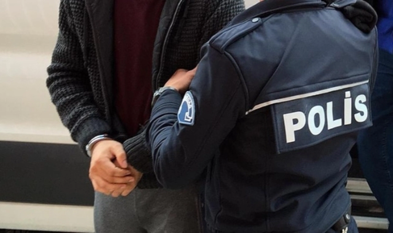 32 yakalama kararı, 5 yıl hapis milyonluk para cezası: Eski karısının evinden çıktı
