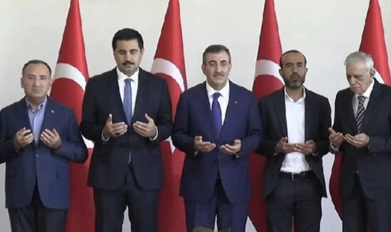 AKP ve DEM arasında bir temas daha: Yıldız ve Şenyaşar aileleri için yemek düzenlendi