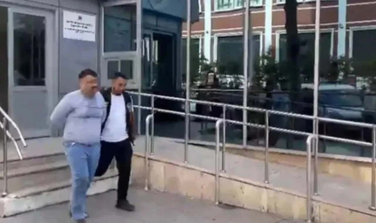 Bu kez üstünü giyindi: Sokakta çıplak gezen adamın suç kaydı ortaya çıktı