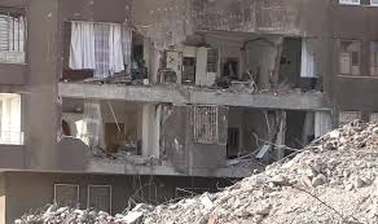 Diyarbakır’da ağır hasarlı bina, yıkım sırasında yanındaki apartmanın üzerine çöktü