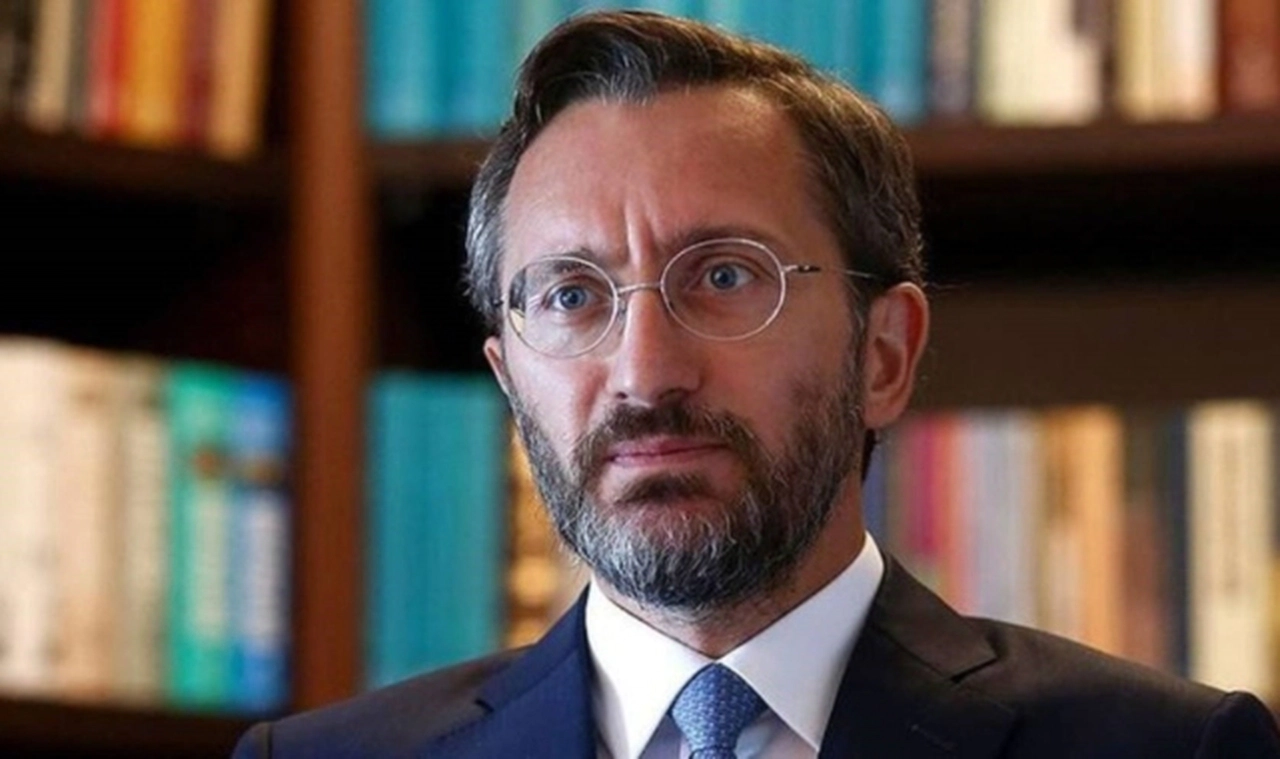 Fahrettin Altun: Gençlerimizi sosyal medyanın karanlık dehlizlerine teslim edemeyiz