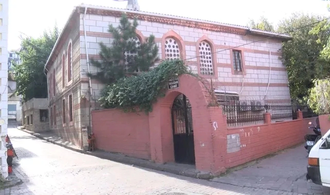 Fatih'te cenaze namazı sırasında tabuttan ses geldi, öldü sanılan kişi hastaneye kaldırıldı