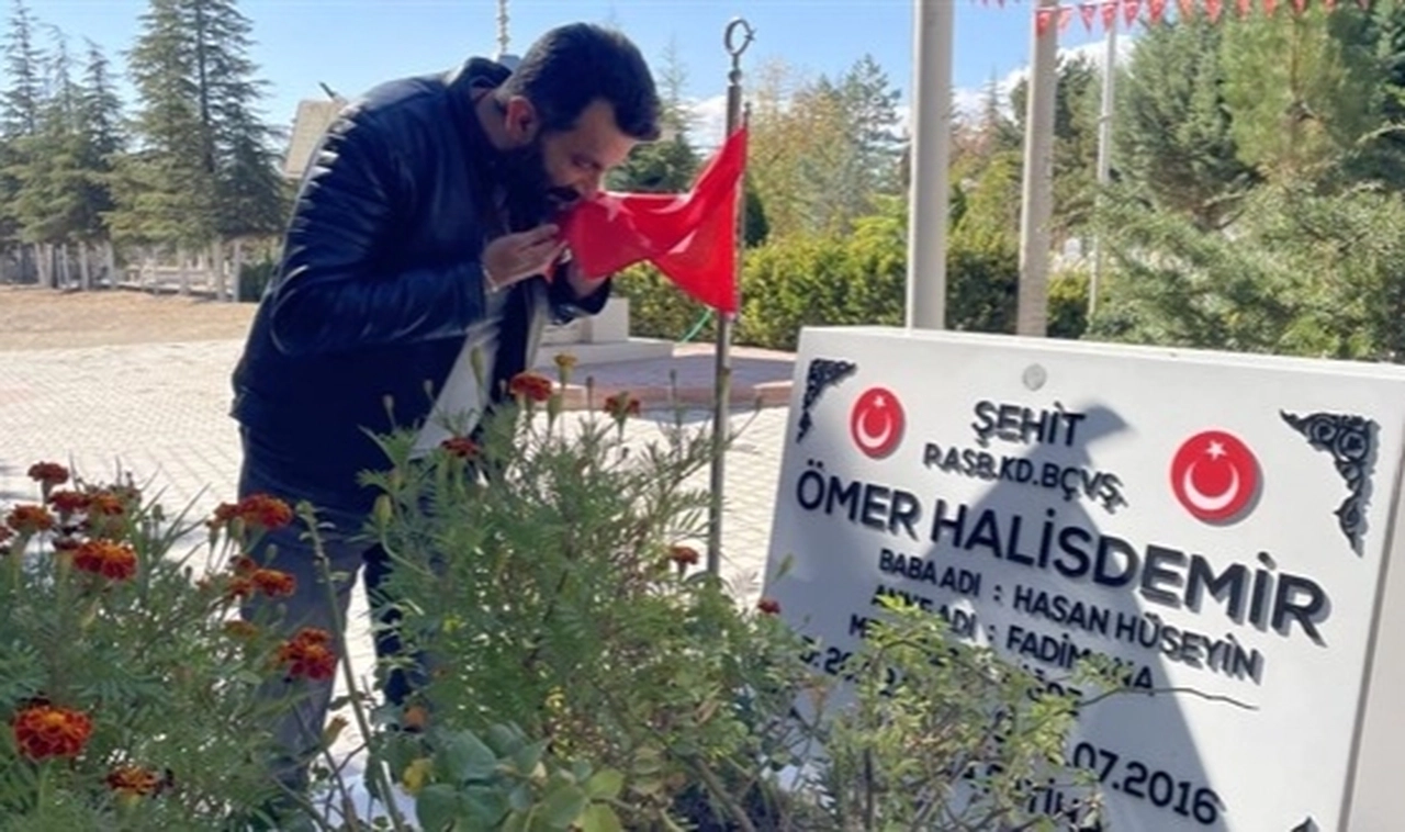 Gülen'in ölüm haberinin ardından şehit Halisdemir'in kabri ziyaret ediliyor