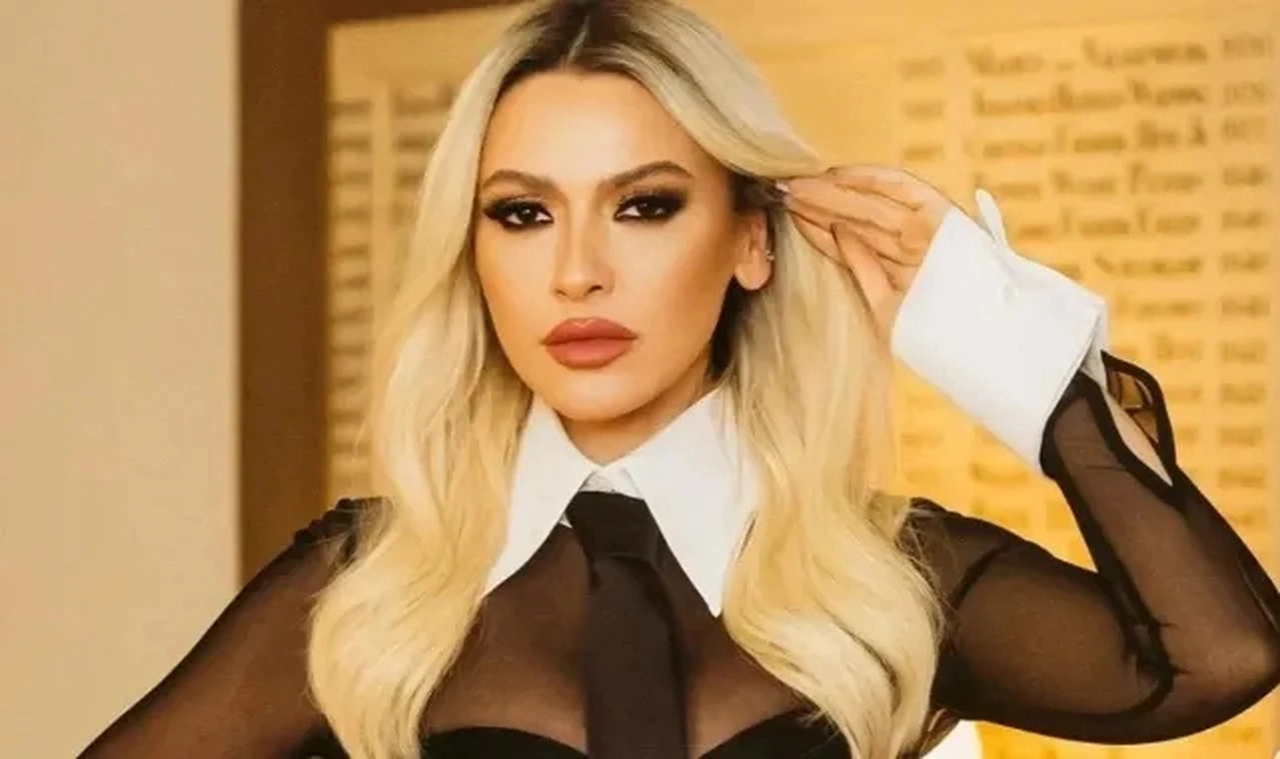Hadise'den kadın cinayetlerine sert tepki: 'Biz kadınlar arabamıza bile yürüyemeyecek miyiz?'