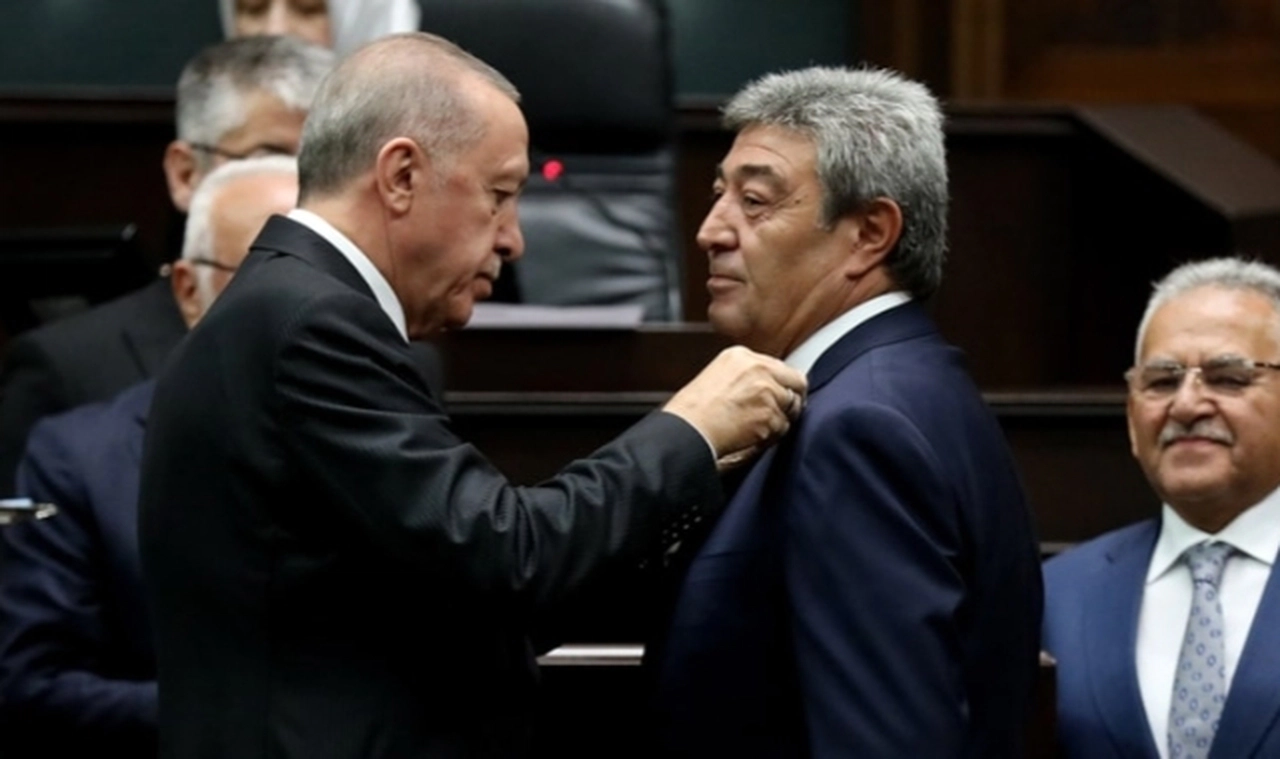 İYİ Parti'den istifa eden isim AK Parti'ye geçti: Rozetini Erdoğan taktı