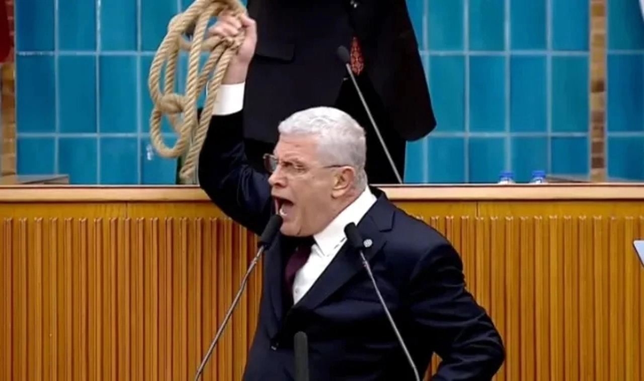 İYİ Parti lideri Dervişoğlu Bahçeli'ye tepki göstererek Meclis'te 'urgan' fırlattı