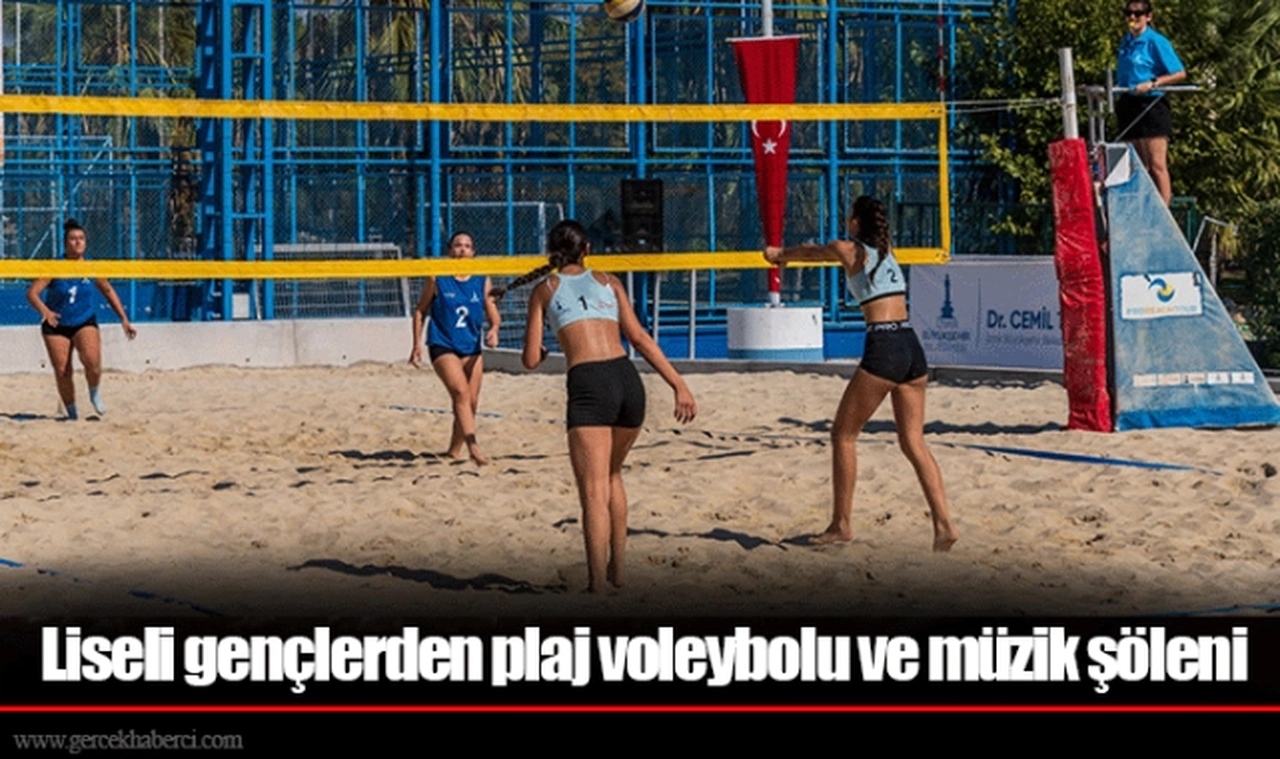 Liseli gençlerden plaj voleybolu ve müzik şöleni