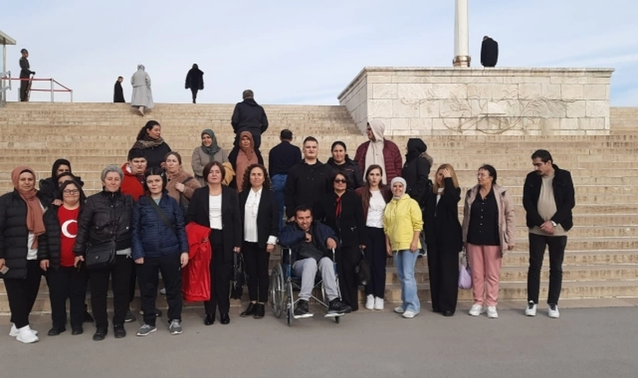 Menderes’in Özel Çocukları Cumhuriyetin 101. Yılında Anıtkabir’i Ziyaret Etti
