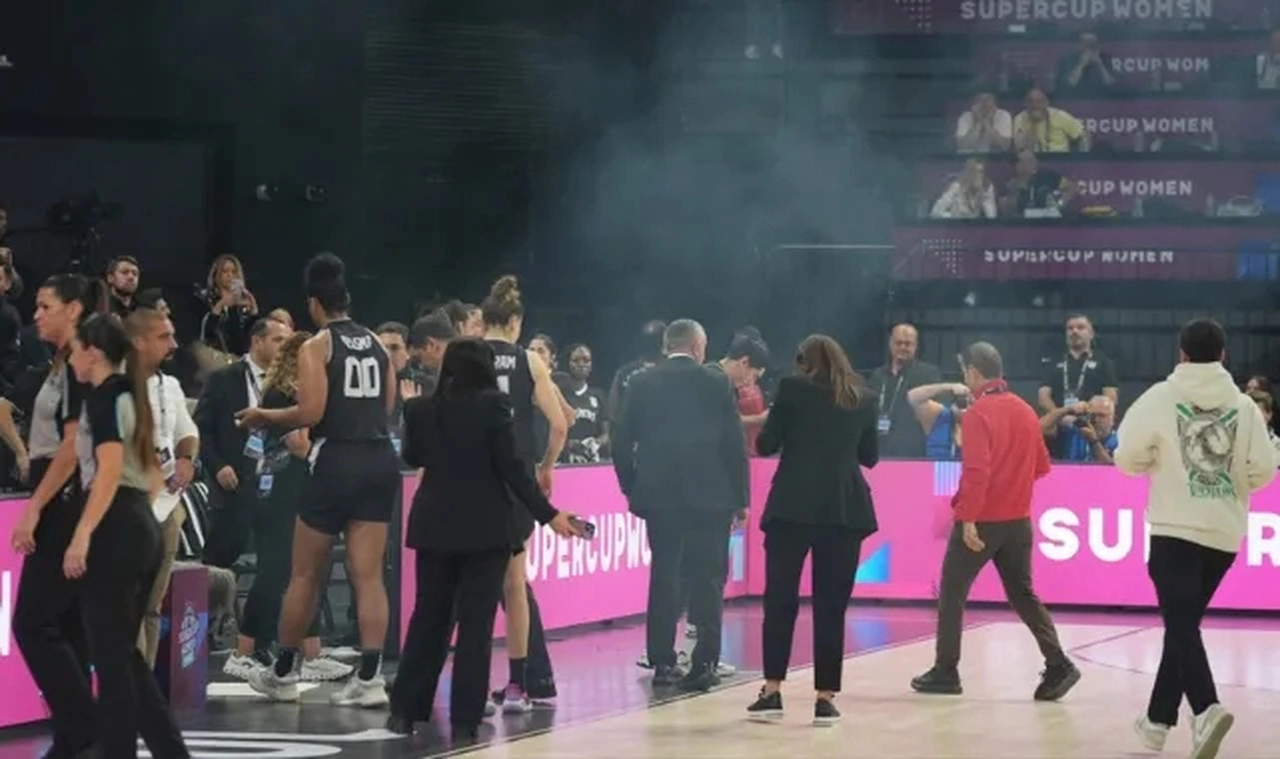 Olaylı Fenerbahçe-Beşiktaş derbisi için erteleme kararı