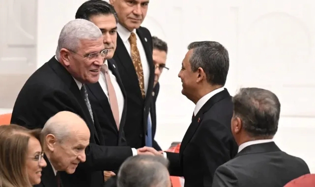 Özgür Özel CHP'li vekillerin Erdoğan'ı ayakta karşılaması hakkında konuştu: Makama saygısızlık yapamazdık