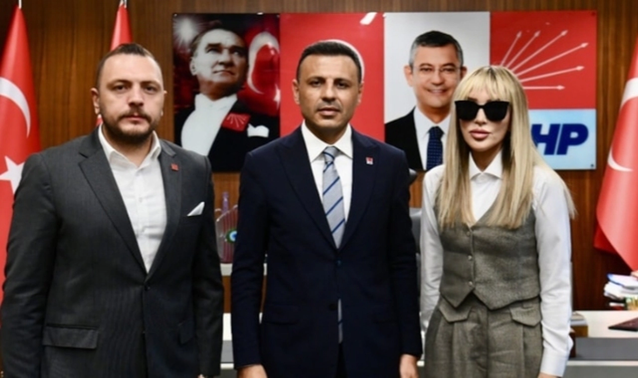 Siyasete atılacağını söyleyen Seren Serengil'den CHP'ye ziyaret