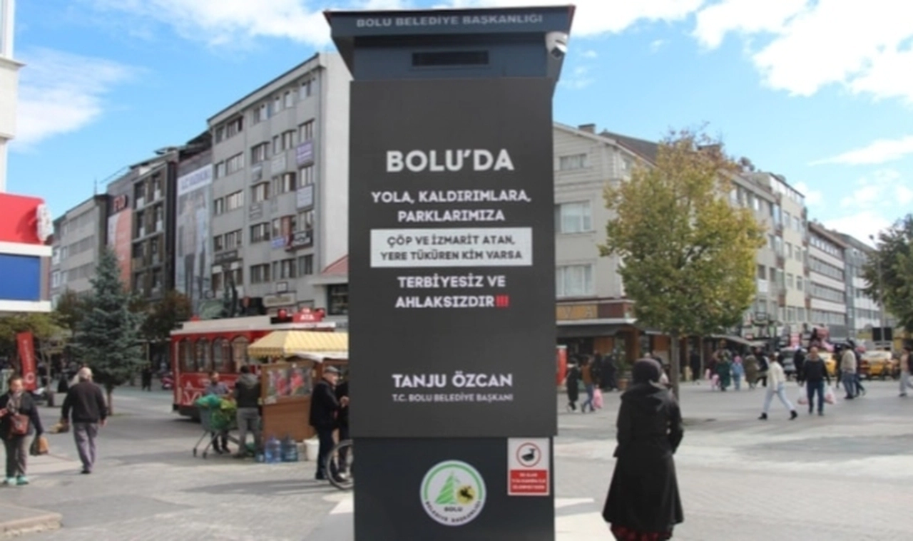 Tanju Özcan'dan çöp atanlara, reklam panolarından mesaj