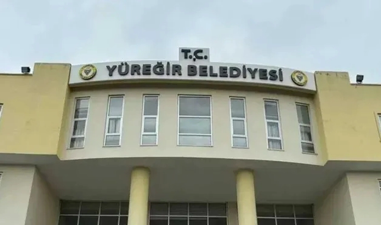 Yüreğir Belediyesi'nden Erdoğan'ın fotoğrafının poşetle bahçeye atılmasına idari soruşturma