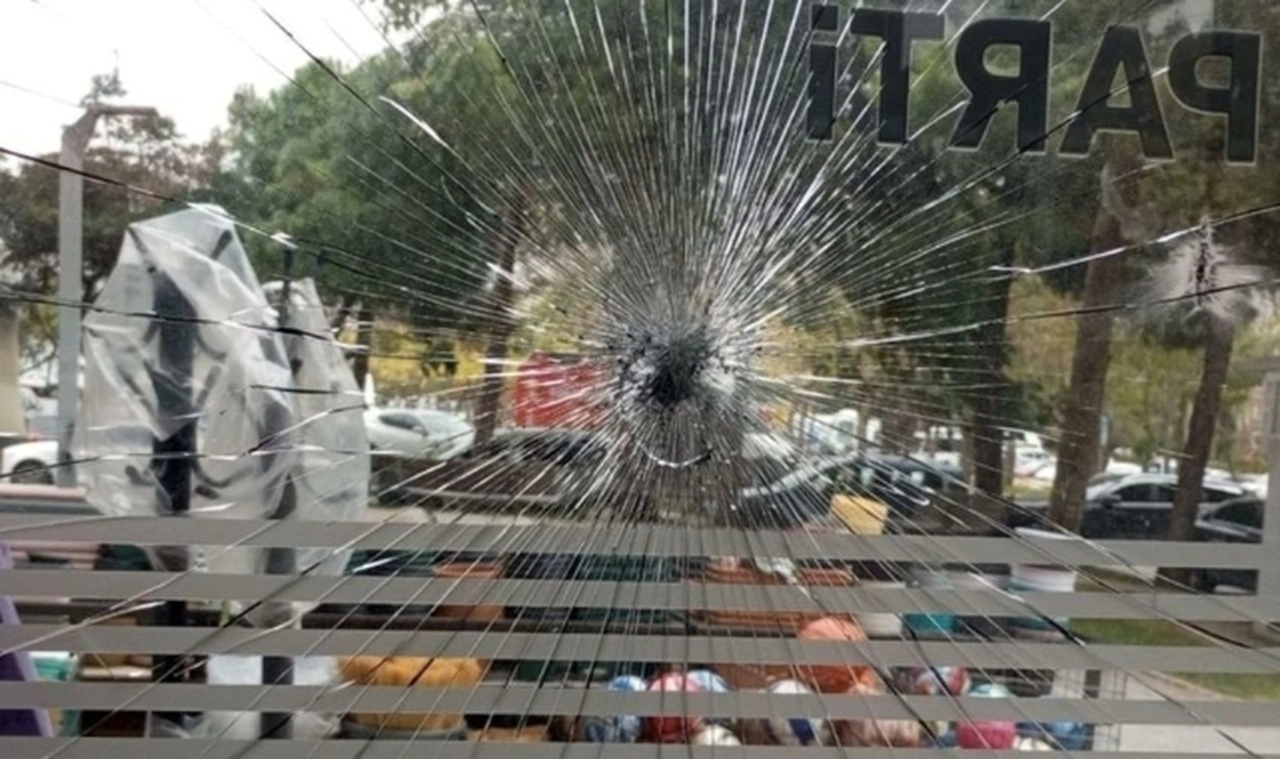 AK Parti Beylikdüzü İlçe Başkanlığı'na kaldırım taşı atan şahıs gözaltına alındı