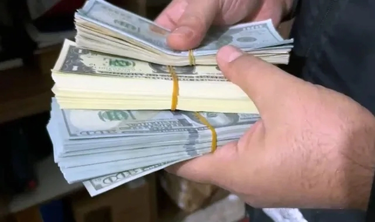 ATM'lere on binlerce sahte dolar yatıran şahıslar yakalandı