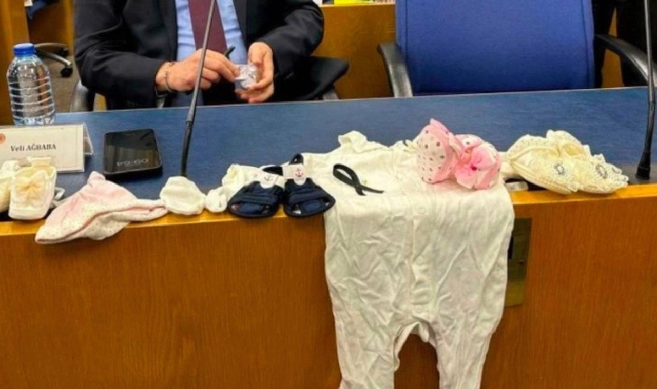 CHP'den Meclis'te bebek kıyafetleriyle "yenidoğan çetesi" protestosu: Bu patikleri giyemeden öldürüldüler!