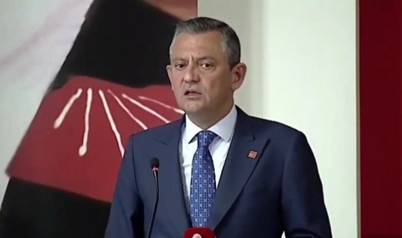 CHP Genel Başkanı Özgür Özel toplantı ardından ilk açıklamayı yaptı: Erdoğan'ın açtığı davayı yorumladı