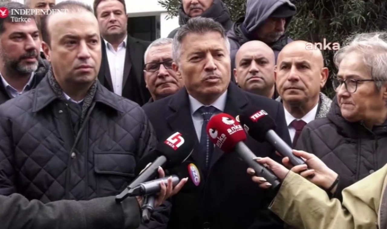 CHP'li Esenyurt meclis üyeleri, 17 gün sonra belediye binasına girdi