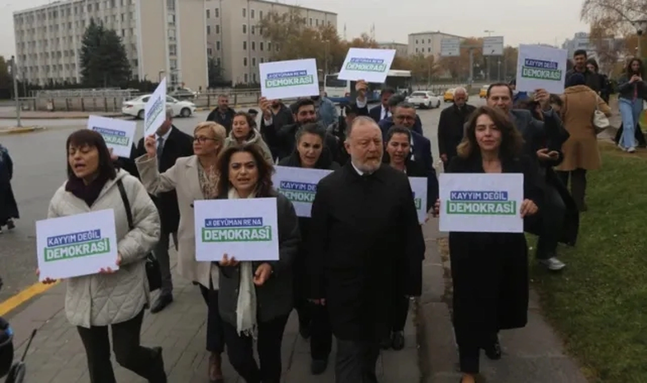 DEM Parti'den İçişleri Bakanlığı Önünde 'Kayyım' Protestosu