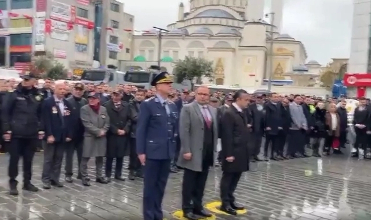 Esenyurt'a kayyum atanan Can Aksoy 10 Kasım töreninde protesto! Kaymakam yurttaşlara tepki gösterdi