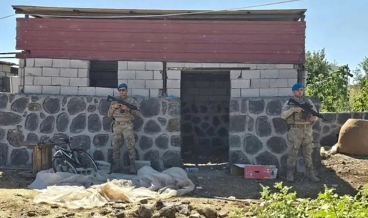 Güran ailesinin ahırındaki 'mühimmat' görüntüleri ortaya çıktı: 400 adet kalaşnikof mermisi bulundu