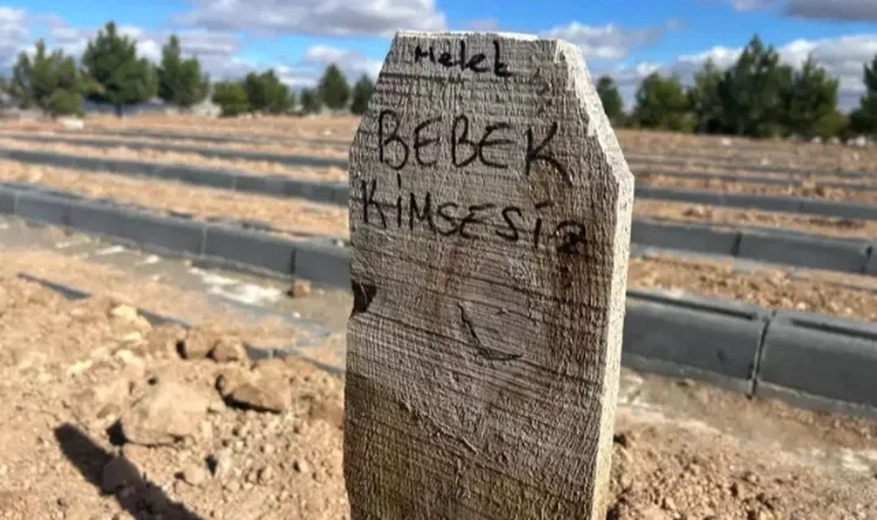 İsimsiz bebeğin mezar tahtasında yürek burkan yazı