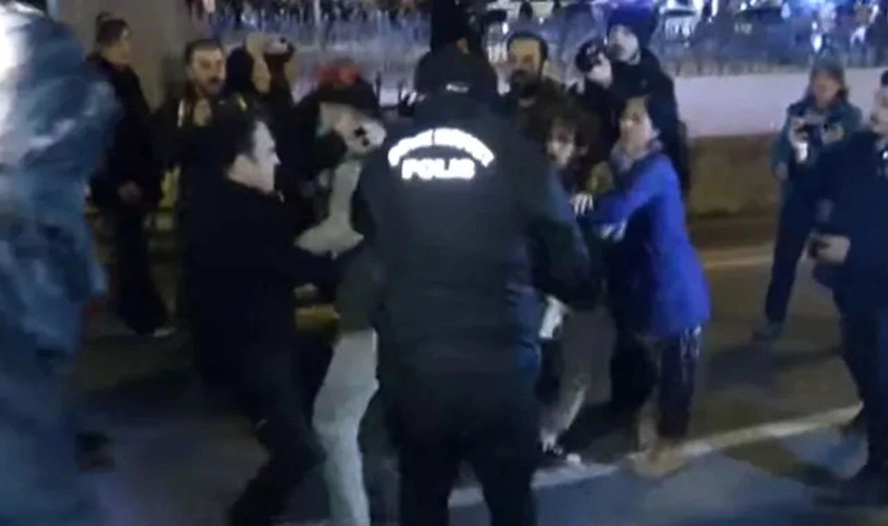 Kadına Yönelik Şiddete Karşı Mücadele gününde kadınlara polis engeli: Taksim'e çıkmalarını engellediler