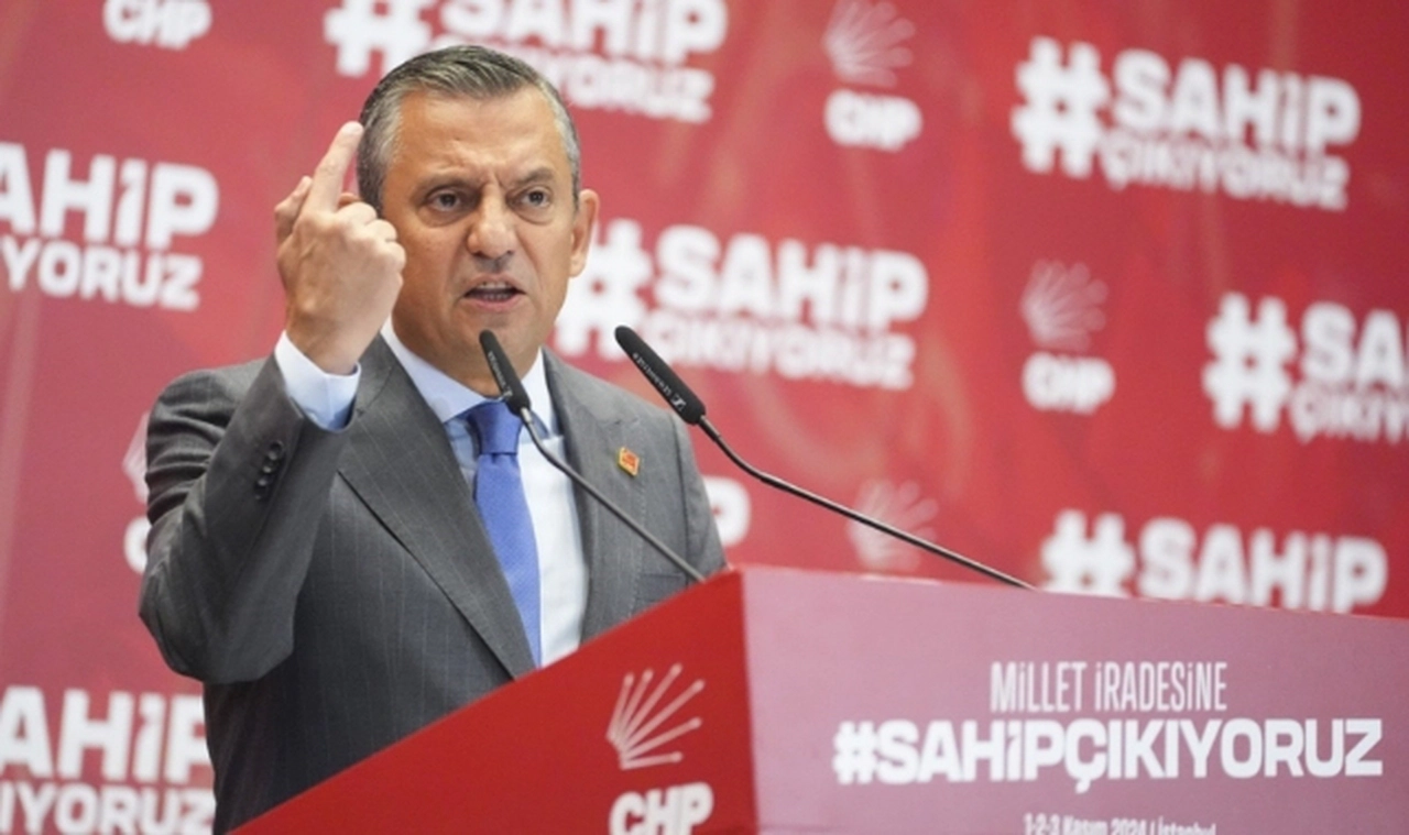 Özgür Özel'den gazeteci Karabay açıklaması: Kendince gözdağı veriyor
