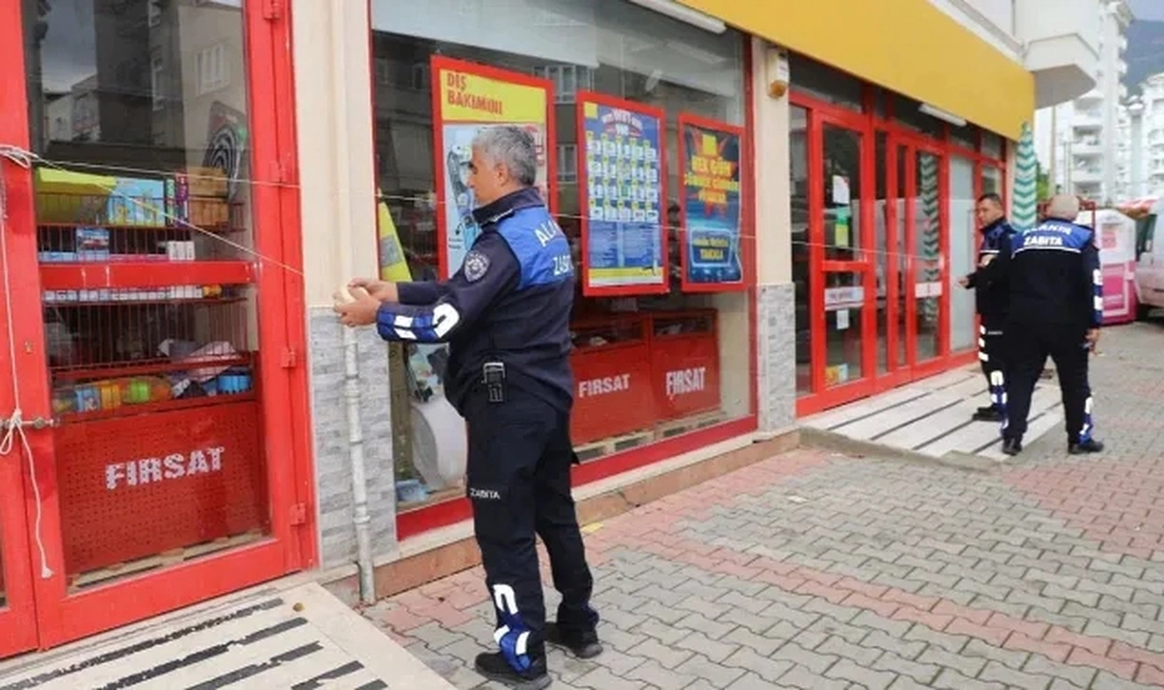 Tarihi geçmiş bebek maması satan zincir market şubesi mühürlendi
