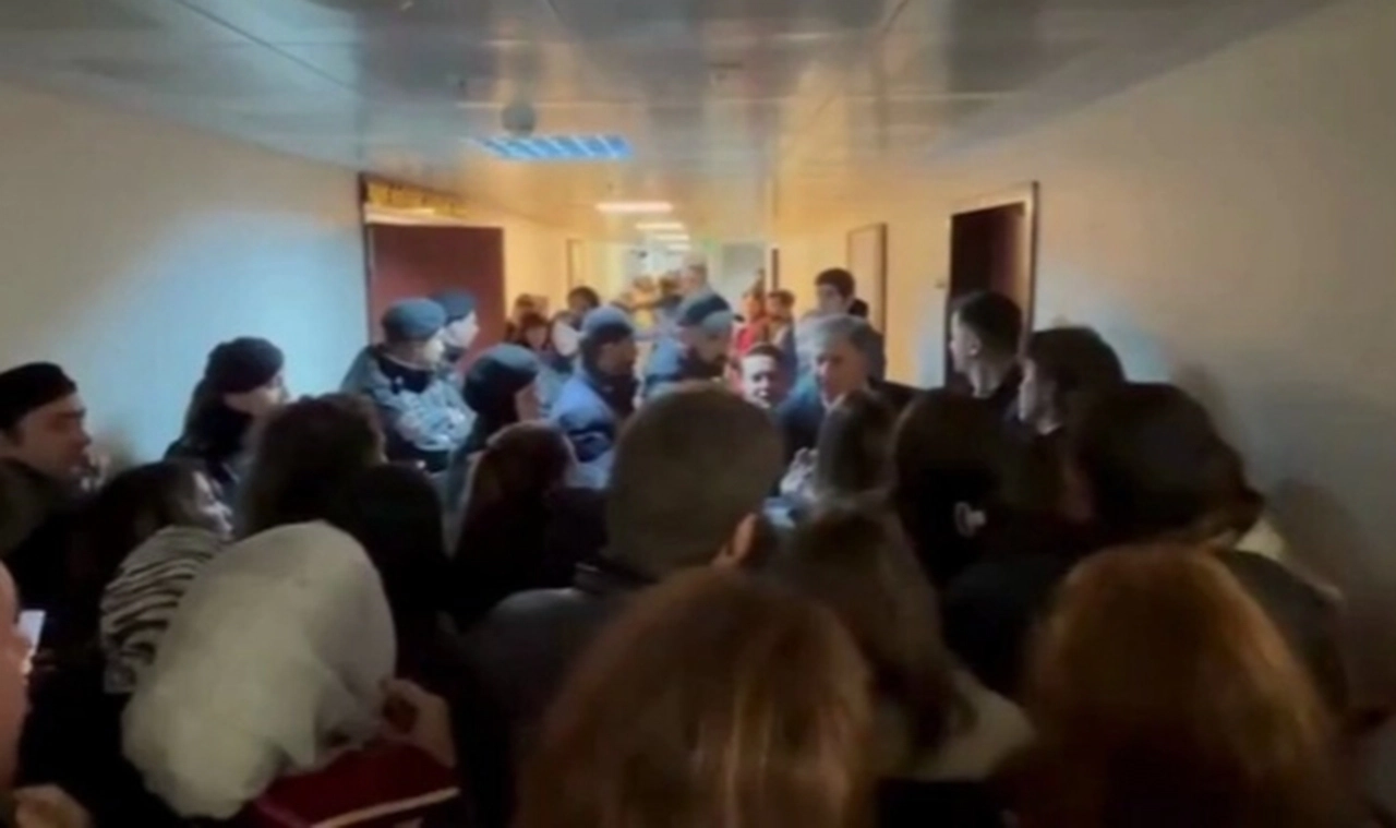 Yenidoğan çetesi yargılanıyor... Avukatların ve ailelerin duruşma salonuna alınmaması gerilim yarattı