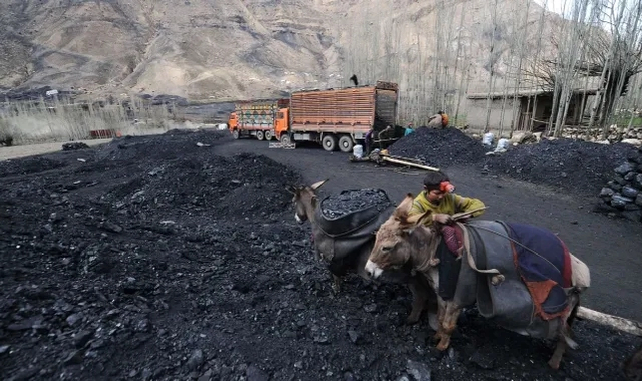 Afganistan'da kömür madeninin çökmesi sonucu göçük altında kalan 35 işçiden 22'si kurtarıldı